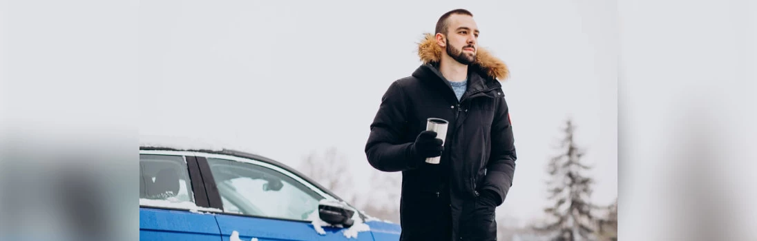 Мужчина рядом с авто с замерзшей дверью
